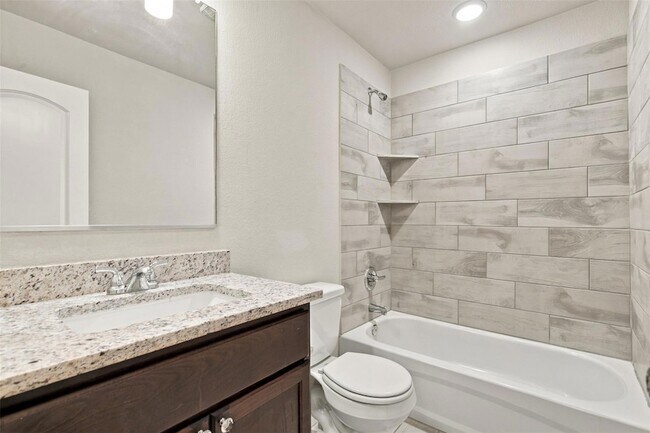 Building Photo - 808 Fallbrook Dr