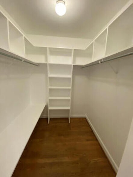 Main bedroom closet - 1125 Clapper Ct