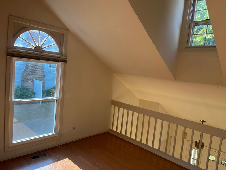 Building Photo - 1404 Queensgreen Cir