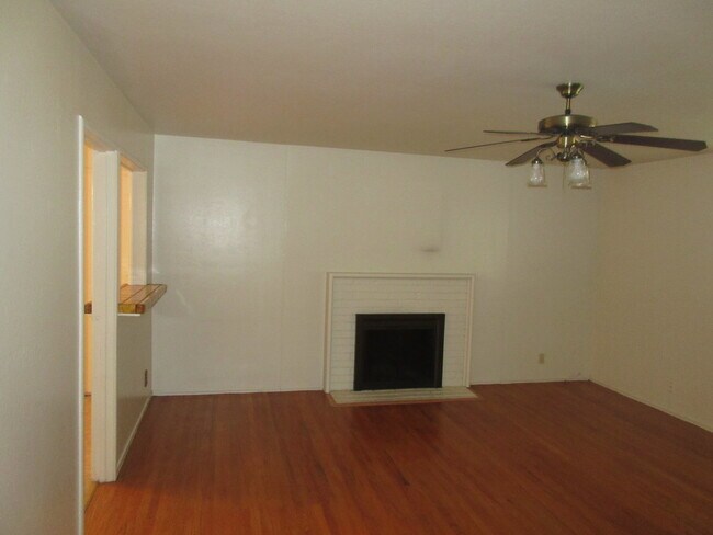Comfortable Foothill Farms Home near schools, parks, theatre, and Hwy 80. - Comfortable  Foothill Farms Home near schools, parks, theatre, and Hwy 80.