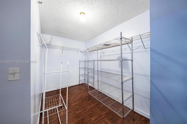 Building Photo - 2000 Towerside Terrace