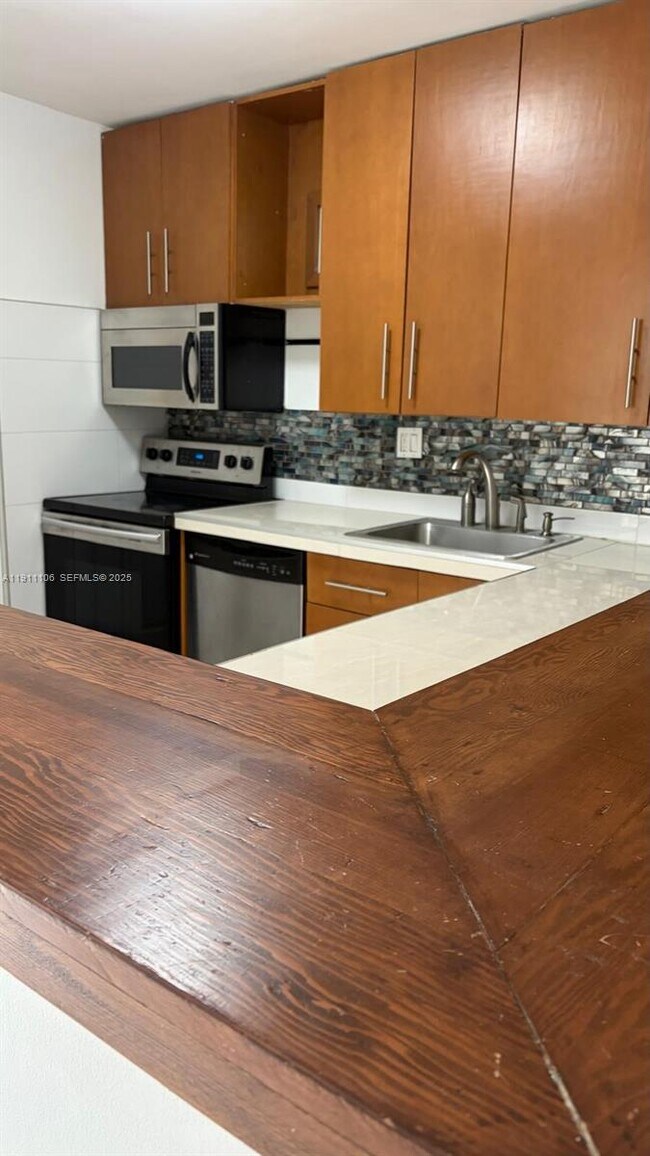 Building Photo - 7925 Fairview Dr