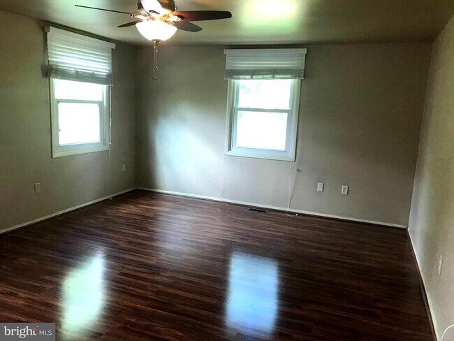 Building Photo - 12815 Point Pleasant Dr