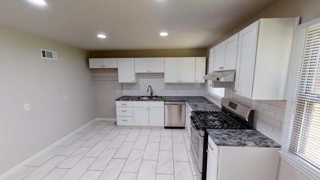 Building Photo - 6010 E 18th St