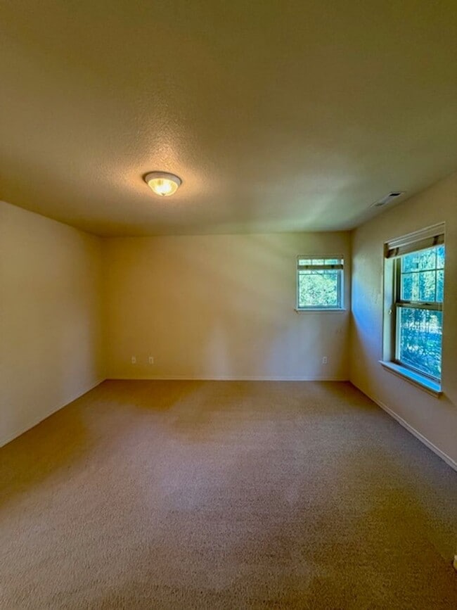 Building Photo - 1399 NW Fort Clatsop St