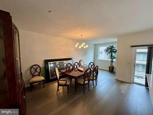 Primary Photo - 906 Lakeview Ct