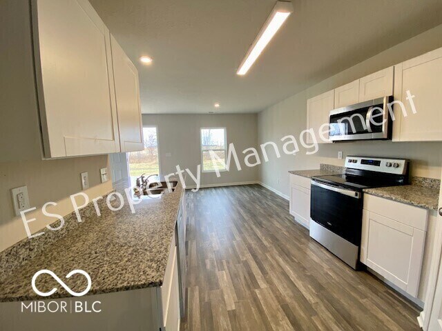 Building Photo - 2608 W Kings Cyn Dr