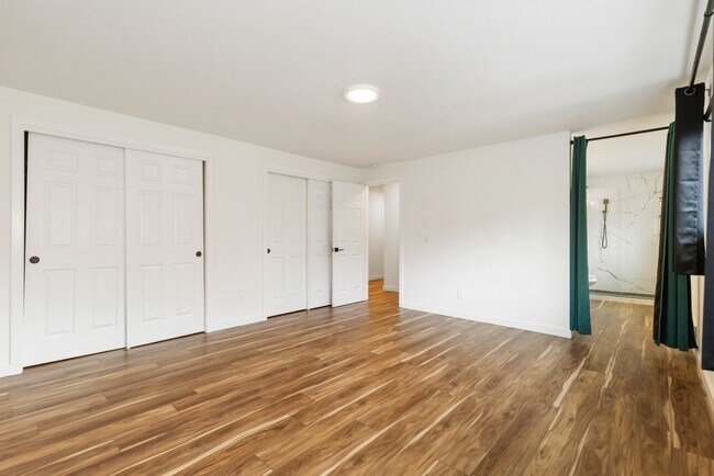 Building Photo - Newly Renovated 2BR/2BA Home with Private Balcony in Seattle