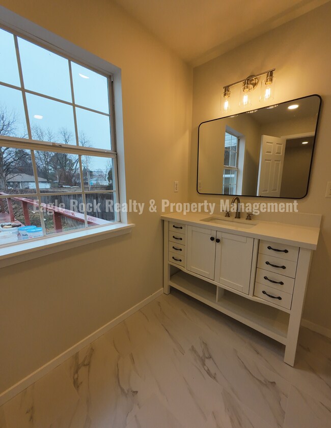 Building Photo - 1369 E 67th St