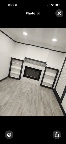 Building Photo - 716 W 60th St
