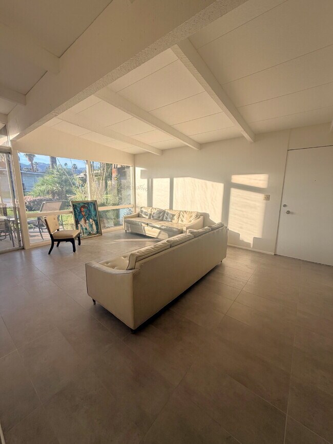 Building Photo - Convenient Oasis  2 Bedrooms / 2 Bathrooms