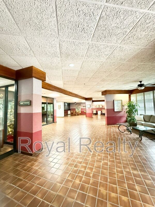 Building Photo - 555 Hahaione St