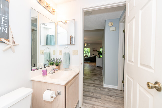 Guest Bathroom - 25 Talavera Ct