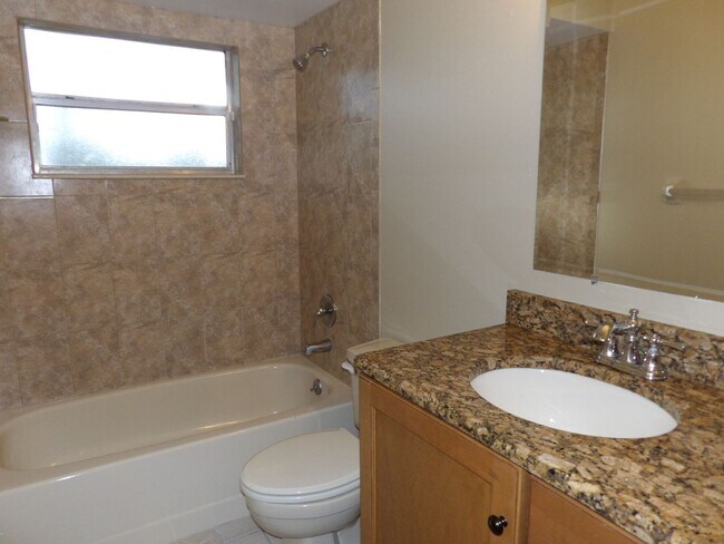 Building Photo - 4 BEDROOM JUST 5 Min to I-4 EXIT 111,  Beautiful Back Yard with  large Screen Porch!