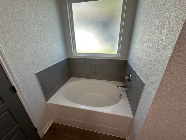 Building Photo - AVAILABLE NOW!