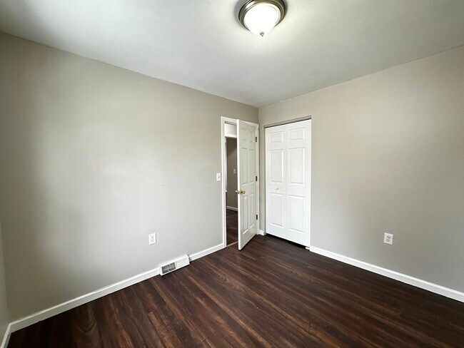 Building Photo - 6 Maple St