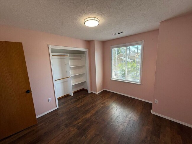 Building Photo - 757 Sphinx Ct NE