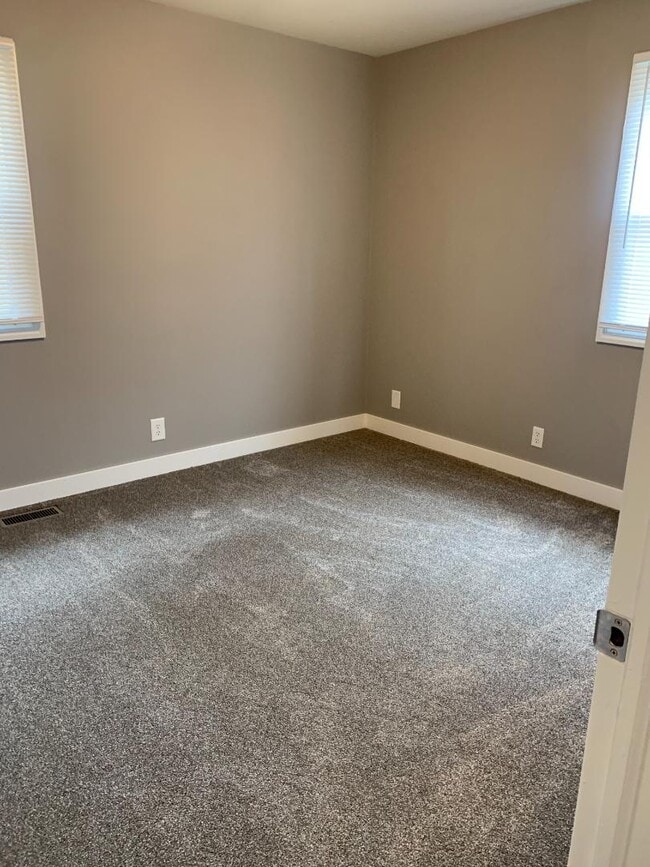 Building Photo - 855 Butternut Dr