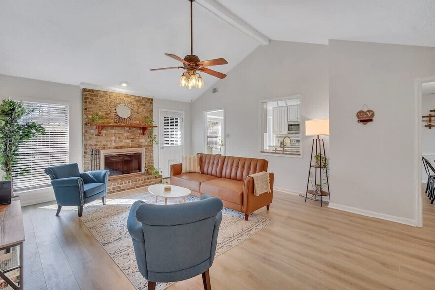 Building Photo - 313 Manden Rd