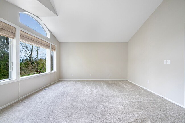 Building Photo - Spacious 5 Bedroom 3 Bath Home w/ 3-Car Garage and New Updates!