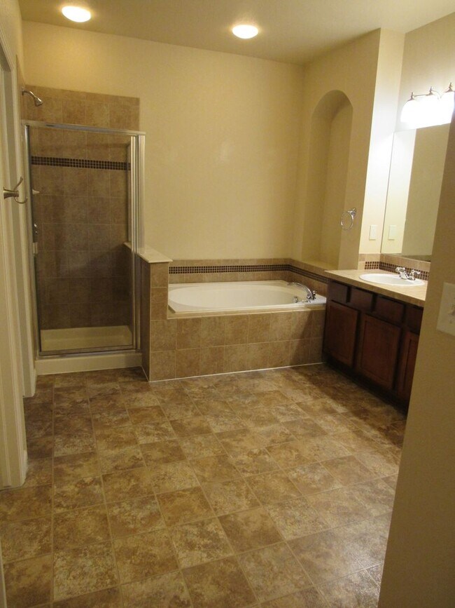 Building Photo - Immaculate Upscale Townhome in fantastic location in Arvada