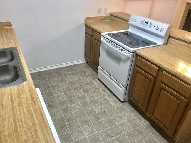 Building Photo - 3-2 DUPLEX! AVAILABLE NOW