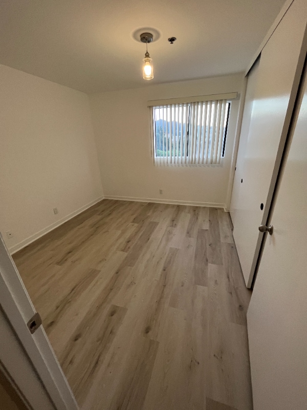 Building Photo - 555 Oak St