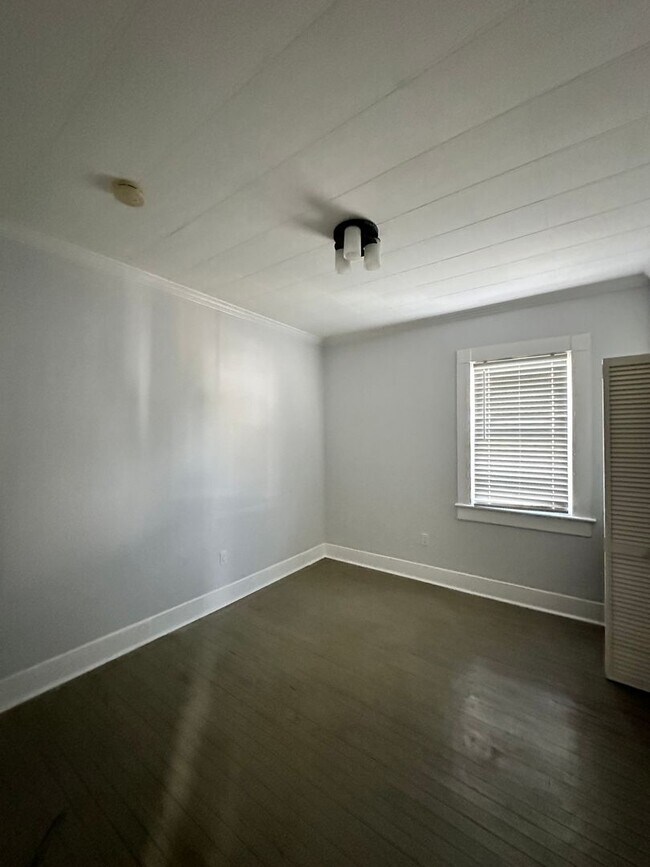 Building Photo - 641 E Elm St