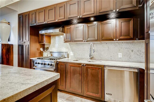 Building Photo - 1820 Peachtree Rd NW