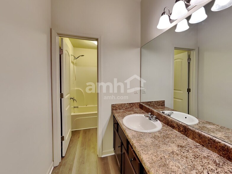 Building Photo - 908 Pine Ln