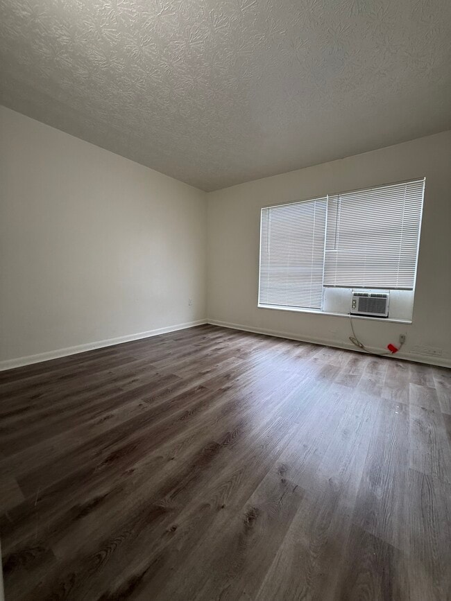 Building Photo - 905 E Thomas St