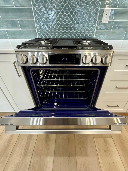 Building Photo - 906 Main St