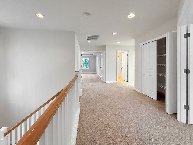 Building Photo - Charming Bothell 4BR Home w/ Bonus, Porch Swing & Private Backyard Awning