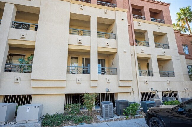 Building Photo - 220 E Flamingo Rd