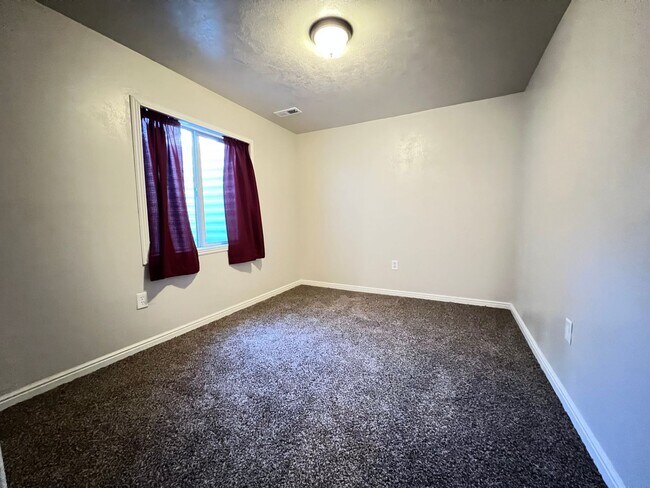 Building Photo - 6 Bedroom/3 Bathroom House in Eagle Mountain