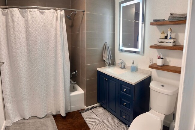 Building Photo - Discover the Allure of this Charming, Downtown 3 bedroom/2 Bath!