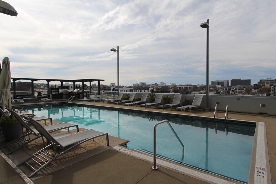 Outdoor pool - 700 12th Ave S