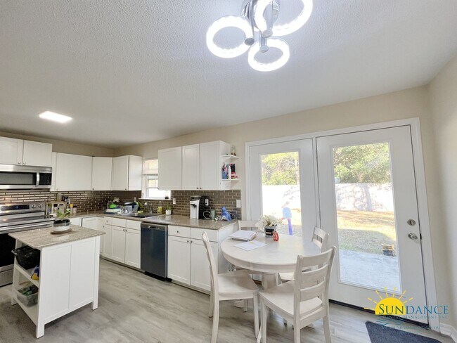 Building Photo - Custom upgrades in this beautiful Crestview home!