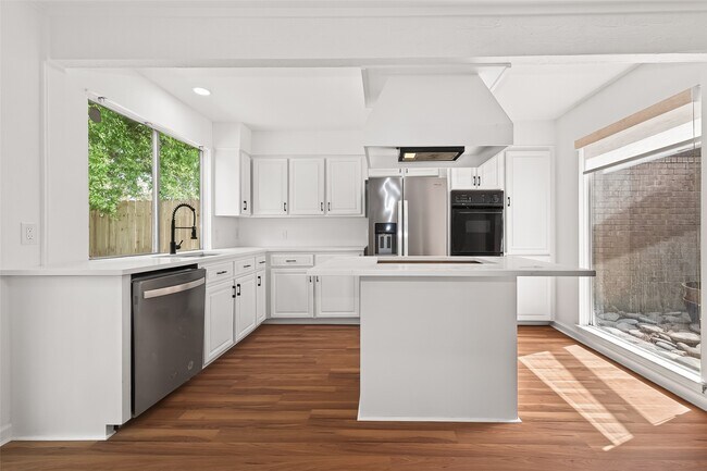 Building Photo - 15903 Hickory Knoll Dr