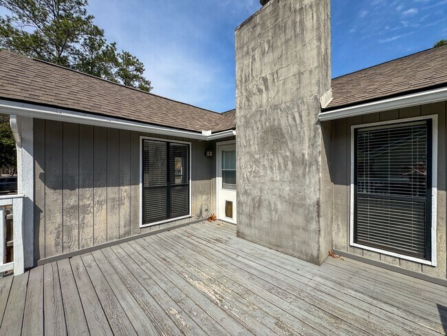 Building Photo - Beautiful 3 Bed 2 Bath Home with Fenced Backyard