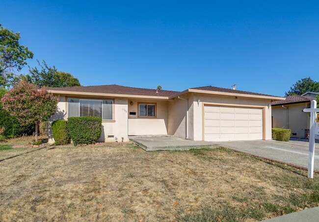 Building Photo - 1109 White Cliff Dr