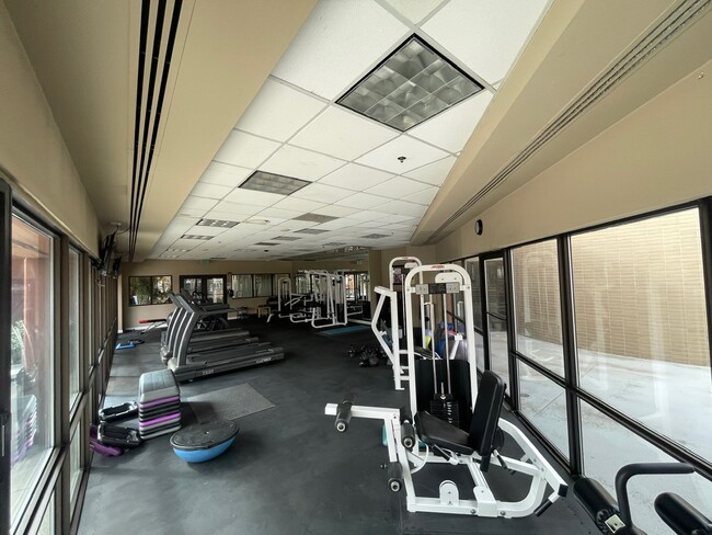 Building Photo - 100 Park Ave W