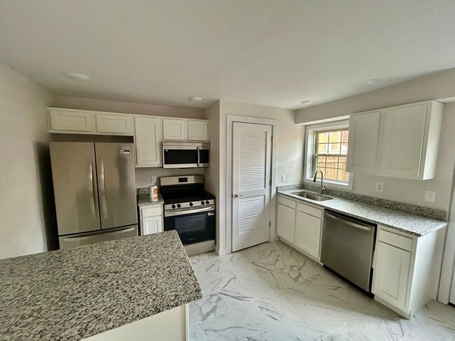 Building Photo - 2 Bedroom In Meadowthorpe !