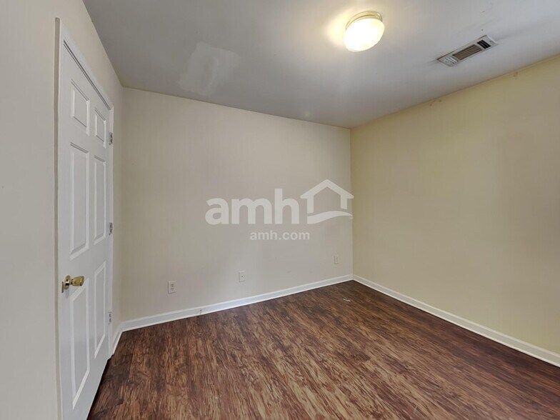 Building Photo - 190 Cedarhurst Rd