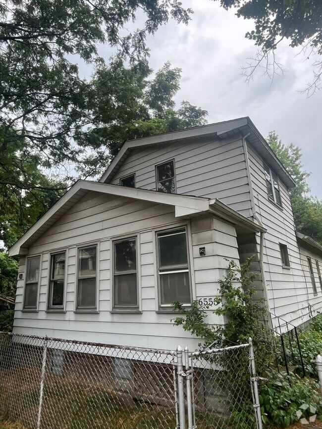 Building Photo - Section 8 Accepted! Spacious Newly Renovat...