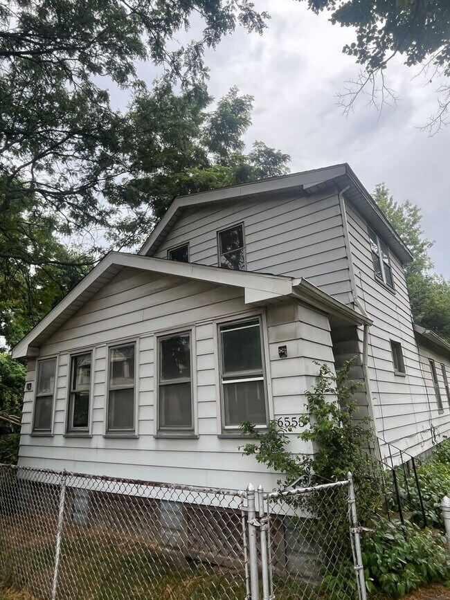 Building Photo - Section 8 Accepted! Spacious Newly Renovat...