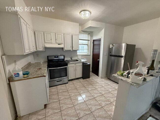 Building Photo - 83 Maple Pl