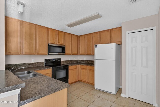 Building Photo - 7047 Deer Lodge Cir
