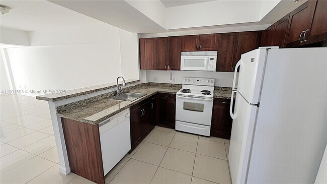 Building Photo - 909 SW 15th Ave