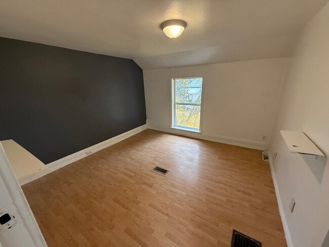 Building Photo - Large Duplex Available 6BD 2 BTH